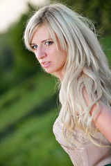 Naklejka premium Portrait of a pretty woman in the field