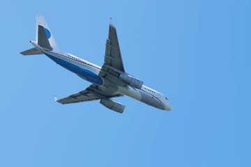 The plane comes in the land against the blue sky