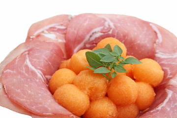 Entrée melons et charcuterie