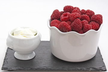 Framboises et crème chantilly
