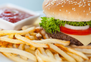 Burger mit Pommes Frites