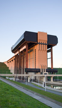 Str&eacute;py-Thieu boat lift