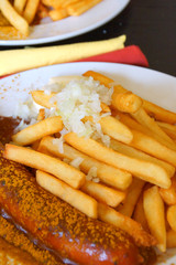 currywurst pommes mit zwiebeln