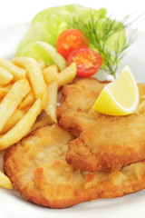 Schweineschnitzel Wiener Art mit Pommes frites