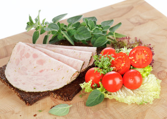 Bierschinken mit Bärlauch auf Schwarzbrot