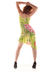 Eine Frau im Kleid zeigt Rücken mit sexy Hüftschwung