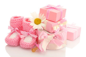 Obraz na płótnie Canvas buty różowe dla dzieci, smoczek, prezenty i kwiaty na białym tle