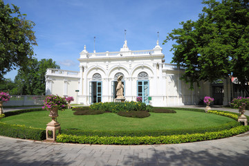 Fototapeta premium Classic building round garden.