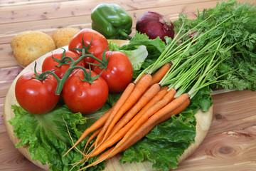 Obraz na płótnie Canvas Organic vegetables in rustic setting