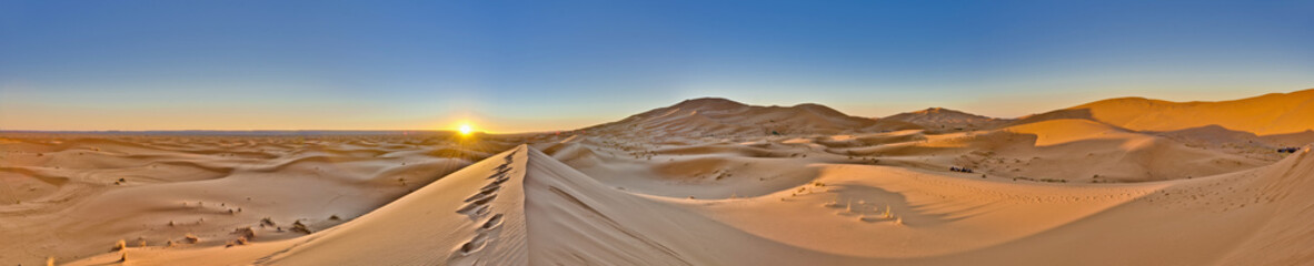 Fototapeta na wymiar Słońce wschodzi nad Erg Chebbi do Maroka