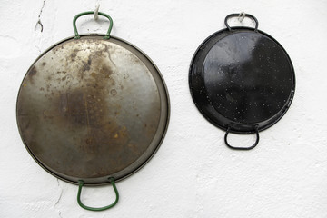 Paelleras sobre pared, Espa&ntilde;a, Mallorca, Islas Baleares