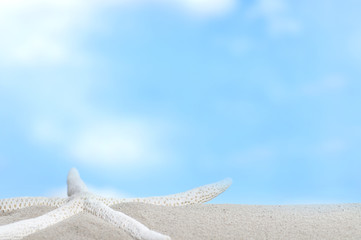 Fototapeta na wymiar plaża i błękitne niebo w tle