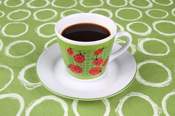 Taza en fondo verde con circulos