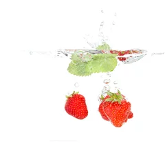 Papier Peint photo Lavable Éclaboussures deau Des fraises à la mélisse tombent dans l& 39 eau