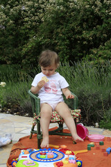bambina fa merenda in giardino
