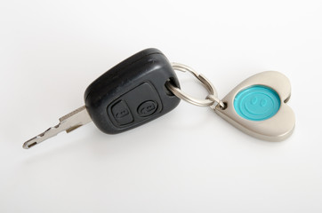 Autoschlüssel und herzförmiger Chiphalter