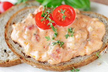 Brot mit Tomaten- Mozzarella- Creme