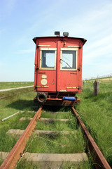 Fototapeta na wymiar Kolej wąskotorowa retro pociągu - Lorenbahn - Feldbahn