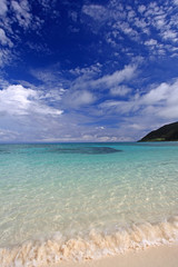 打ち寄せる波と夏の空