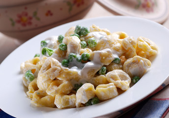 tortellini con panna e piselli
