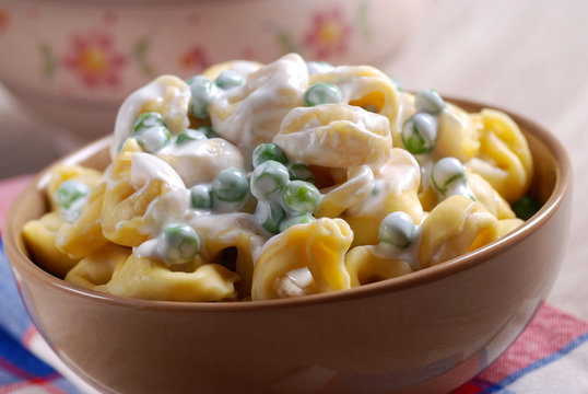 tortellini con panna e piselli