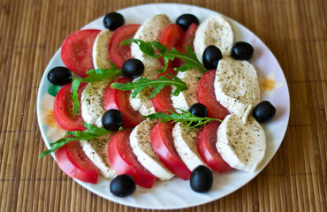 салат из помидоров и сыра моцарелла