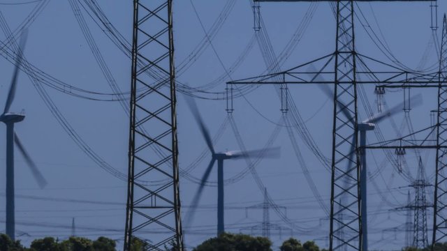Wind Turbinen mit &Uuml;berlandleitungen