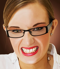 Portrait d'une femme faisant une grimace