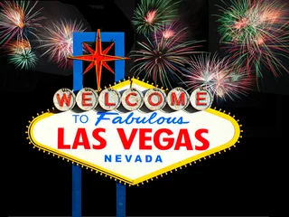 Poster welkom bij Fabulous Las Vegas Sign met vuurwerk © somchaij