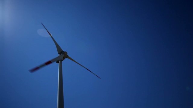 Wind Turbine mit blauem Himmel und Sonne