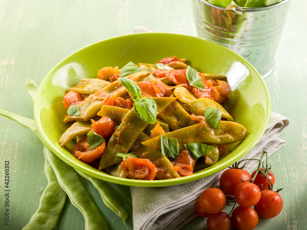 Sticker salad with flat green beans and tomatoes