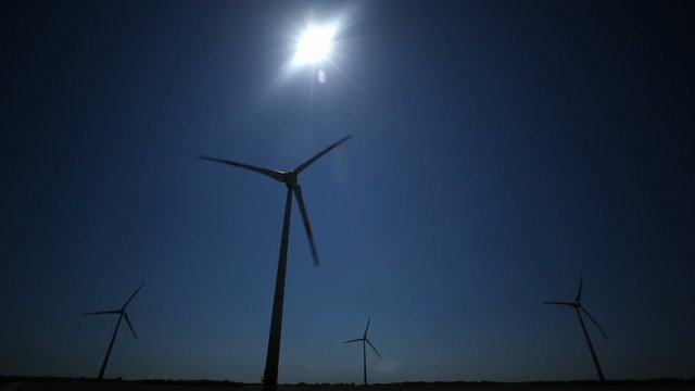 Wind Turbine mit blauem Himmel und Sonne