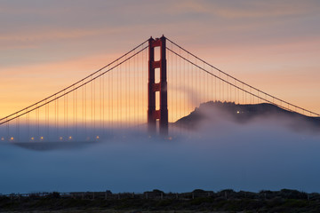 Fototapeta na wymiar Golden Gate Bridge na zachodzie słońca