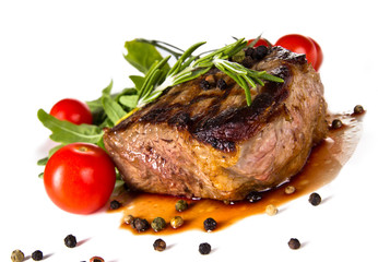 Steak de boeuf moyennement grillé, isolé sur fond blanc