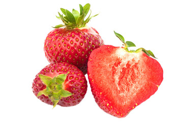 frische Erdbeeren, freigestellt vor weiß
