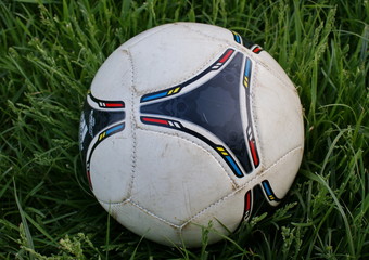 Fototapeta na wymiar Футбольный мяч лежит на траве