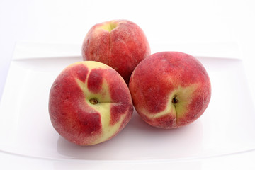 3 pèches blanches