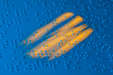 Buch in Blindenschrift. Braille Schrift für Blinde