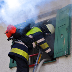 Feuerwehrmann mit Atemschutz am Fenster