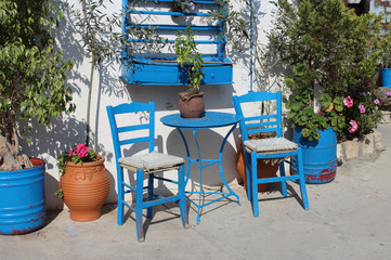 Fototapeta na wymiar Niebieskie krzesła w greckiej miejscowości