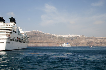 Fototapeta na wymiar Oia przylegającymi do Clifftops na wyspie Santorini Grecja