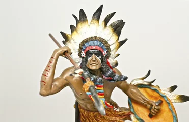 Crédence de cuisine en verre imprimé Indiens Statue de guerrier indien tribal avec lance et bouclier