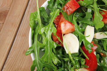 salad : green salad with raw tomato and garlic