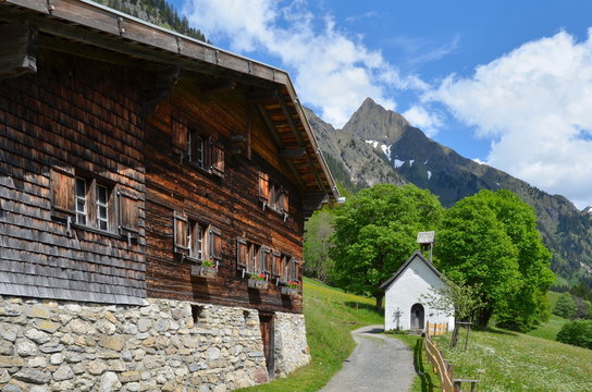 Fototapeta Altes Bauernhaus und Kapelle im Gebirge