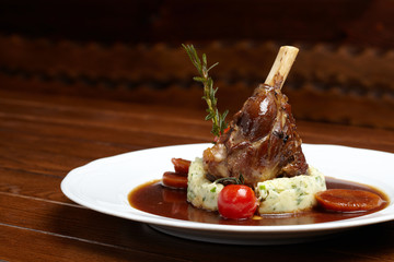 grilled knuckle of pork with sauce