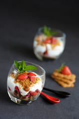 Verrines de fraises aux spéculoos fond noir 6