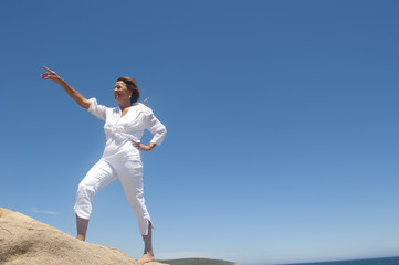 Obraz premium Confident, determined woman on mountain lookout