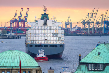 Containerfrachter im Hamburger Hafen