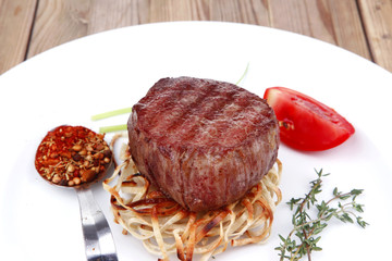 grilled beef fillet pieces on noodles with tomatoes and dry spic