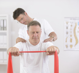 Obraz premium Physiotherapy: Senior man and physiotherapist